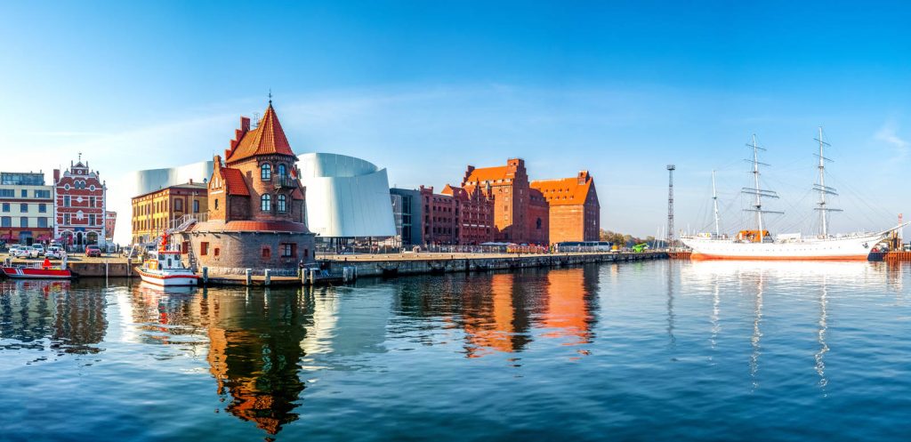 Hanstestadt Stralsund Mit ca. 50 km Entfernung befindet sich die Hansestadt Stralsund etwas weiter weg, aber dafür lohnt sich jeder Kilometer!