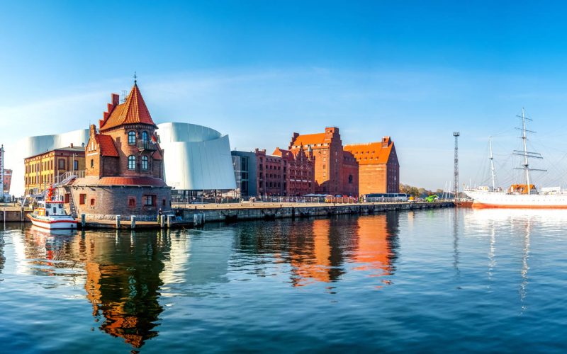 Hanstestadt Stralsund Mit ca. 50 km Entfernung befindet sich die Hansestadt Stralsund etwas weiter weg, aber dafür lohnt sich jeder Kilometer!